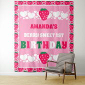 Tenture Strawberry First Birthday Backdrops Banner (En situation)