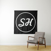 Tenture Style Rétro-Moderne Monogramme | Noir & Blanc (En situation)