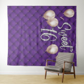 Tenture Sweet 16 moderne Argent Script luxe violet Tufted  (En situation (horizontale))