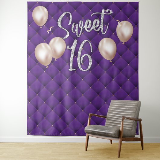 Tenture Sweet 16 moderne Argent Script luxe violet Tufted  (En situation)