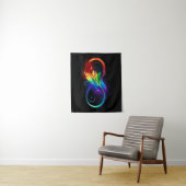 Tenture Symbole d'infini avec plume arc-en-ciel (En situation)