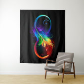 Tenture Symbole d'infini avec plume arc-en-ciel (En situation)