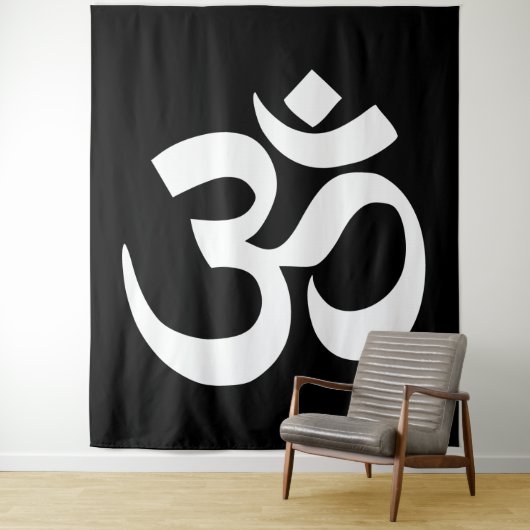 Tenture Symbole Om blanc sur fond noir (En situation)