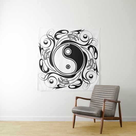 Tenture Symbole Yin et Yang Style tatouage noir et blanc (En situation)