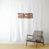 Tenture T-shirt trop grand pour l'enseignant (En situation)