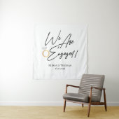 Tenture Tapiz We Are Engaged! Backdrop (En situation)