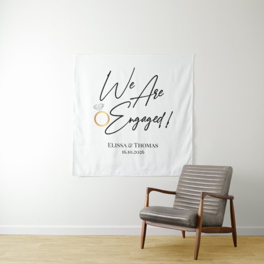 Tenture Tapiz We Are Engaged! Backdrop (En situation)