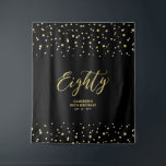 Tenture Toile de fond pour fête d'anniversaire 80 ans Or e<br><div class="desc">Cette tapisserie moderne est parfaite pour une fête d'anniversaire de 80 ans avec un thème de couleur noir et or chic. Vos invités apprécieront de prendre une photo avec ce fond de fête sophistiqué et se souviendront de votre jour spécial. Le design présente une typographie dorée "Quatre-vingts" et un fond...</div>