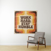 Tenture Travaillez dur, restez humble (En situation)