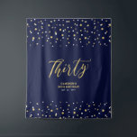 Tenture Trente | Gold & Navy 30th Birthday Party Contexte<br><div class="desc">Cette tapisserie moderne est parfaite pour une fête d'anniversaire chic aux couleurs noir et or. Vos invités apprécieront de prendre une photo avec cette toile de fond sophistiquée de fête et de se souvenir de votre journée spéciale. Le design comporte une typographie dorée " Trente " et des confettis hexagones...</div>