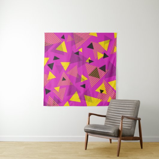 Tenture Triangles d'art moderne Abstrait violet jaune noir (En situation)