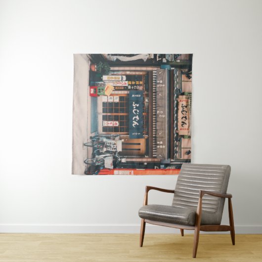 TENTURE TROIS BICYCLETTES PARKÉES DEVANT L'ÉDIFICE (En situation (horizontale))