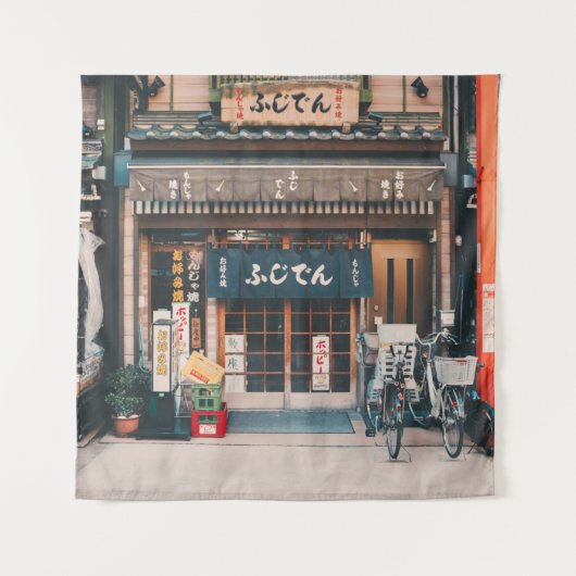 TENTURE TROIS BICYCLETTES PARKÉES DEVANT L'ÉDIFICE (Devant)