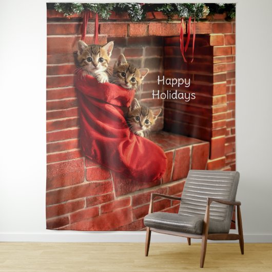 Tenture Trois chatons dans un fond de bas de Noël (En situation)