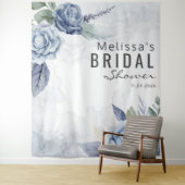 Tenture Typographie florale à l'aquarelle bleu poussiéreux (En situation)