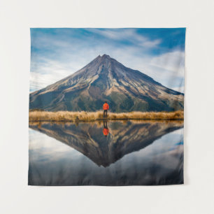 Tenture Un alpiniste avec une robe orange en symétrique