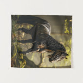 Tenture Un cheval de boucherie noir humide se dresse dans  (Devant (Horizontal))