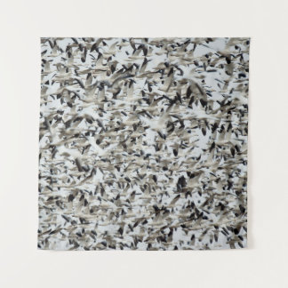 TENTURE UN ÉNORME FLOC DENSE D'OEUVRE DE NEIGE S'ENSEMBLE