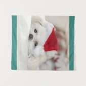 Tenture Un mignon chien blanc dans un Casquette de Noël ro (Devant (Horizontal))