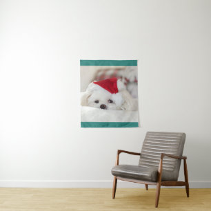 Tenture Un mignon chien blanc dans un Casquette de Noël ro
