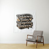 Tenture Unknown Today, Unforgettable Tomorrow (En situation)