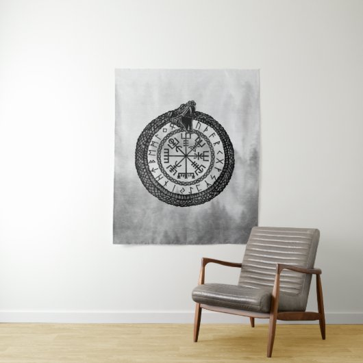 Tenture Vegvisir avec Ouroboros et runes - gamme de gris (En situation)