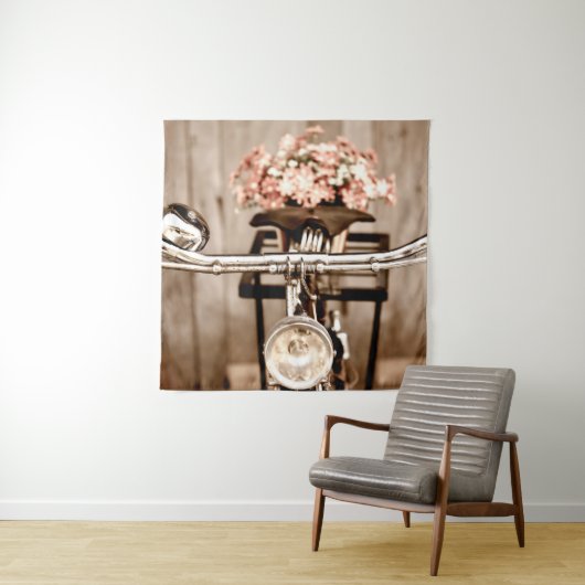 Tenture Vieux vélo et fleurs flou dans le processus arrièr (En situation)