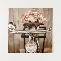 Vieux vélo et fleurs flou dans le processus arrièr