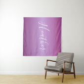Tenture Violet violet et script blanc personnalisé (En situation (horizontale))