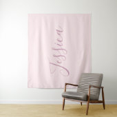 Tenture Votre texte | Élégant Script & Soft Blush Rose (En situation)
