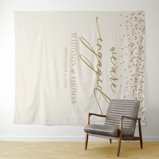 Tenture We are Engaged cream glitter gold backdrop (En situation (horizontale))