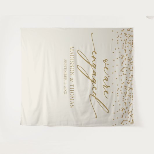 Tenture We are Engaged cream glitter gold backdrop (Devant (Horizontal))