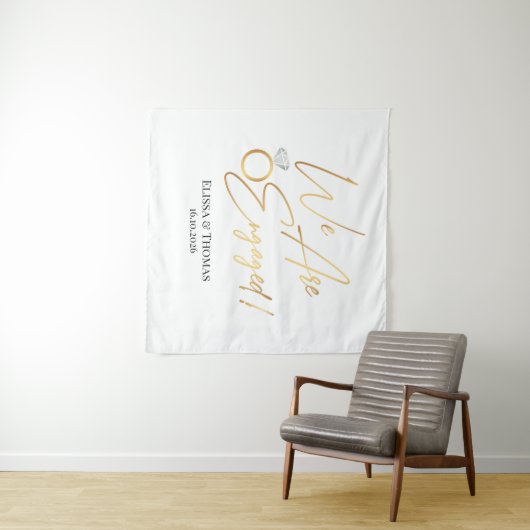 Tenture We Are Engaged! Gold Backdrop (En situation (horizontale))