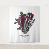 Tenture Whimsical Bourgogne Floral Squelette Mariage gothi (Devant)