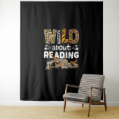 Tenture Wild About Reading Books And Bookworm Library (En situation)