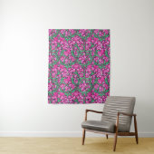 Tenture William Morris Irises, Fuchsia Pink and Wine (En situation)