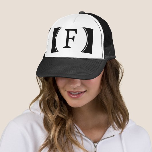 Tenue de maille à monogramme casquette en maille a (En situation)