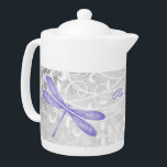 Teote de libellule pourpre personnalisée<br><div class="desc">Profitez de votre thé avec une théière personnalisée à la libellule violette. La conception de la théière comprend une libellule colorée, une vigne feuillue blanche molle contre un arrière - plan damassé gris clair avec une zone à personnaliser avec votre nom. Autres cadeaux disponibles avec ce design ainsi qu'une variété...</div>