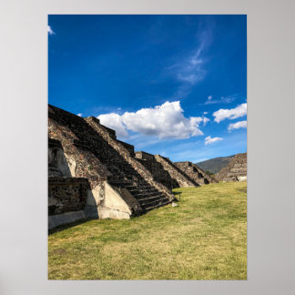 Teotihuacan stenen platforms onder blauwe lucht poster