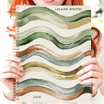 Terme Watercolor Stripes 2025 Nom personnalisé<br><div class="desc">Respectez les tons de terre et le rythme fluide de ce planificateur unique. Les rayures d'aquarelle dans les tons vert et marron créent une esthétique apaisante et organique. Imaginez-vous en train de glisser à travers votre horaire avec la même grâce sans effort. Personnalisez-le avec votre nom et laissez ce planificateur...</div>