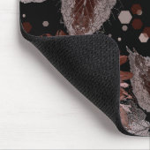 Terracotta bloemen met grijze bladeren op een zwar muismat (Hoek)