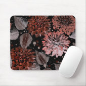 Terracotta bloemen met grijze bladeren op een zwar muismat (Met muis)