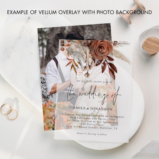 Terracotta bloemen script bruiloft vellum uitnodigingen