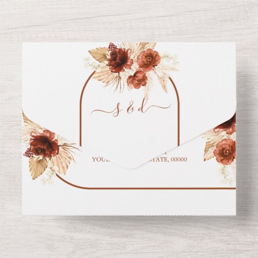 Terracotta boog pampas gras bloemenbruiloft all in one uitnodiging (Achterkant)