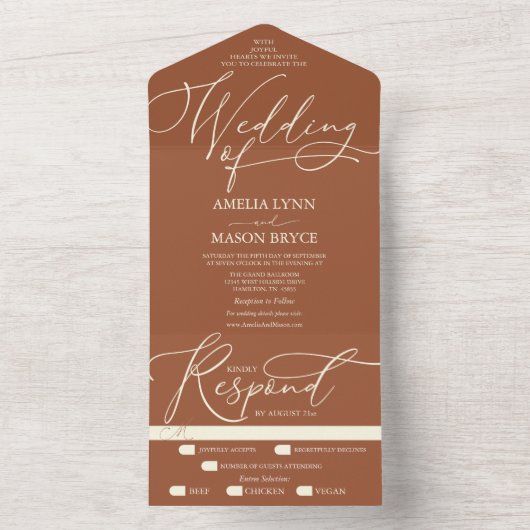 Terracotta en crème kalligrafie script bruiloft all in one uitnodiging (Binnen)