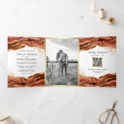 Terracotta Gold Abstracte Ink QR Code Weddenschap Drieluik Uitnodiging (Binnen)
