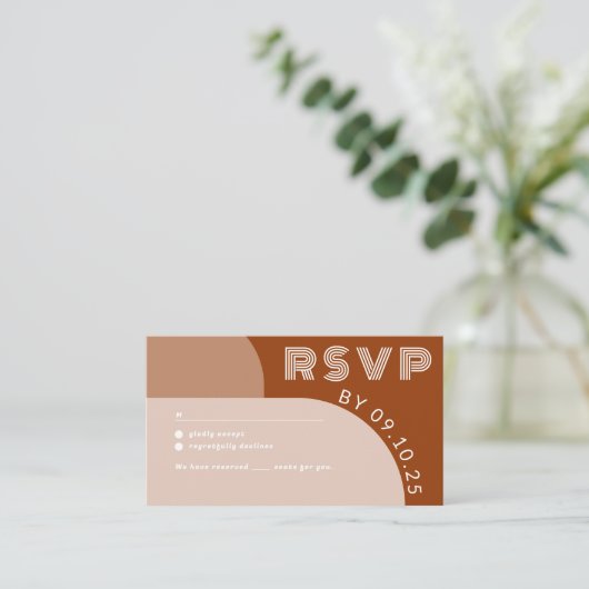 Terracotta Groovy Arch Retro RSVP QR Code Weddensc Informatiekaartje (Staand voorkant)