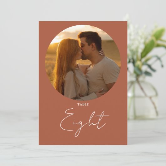 Terracotta Modern Minimalistisch Script Tafelnumme Kaart (Staand voorkant)