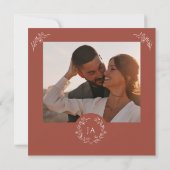 Terracotta Monogram Bruiloft Save The Date Kaart (Achterkant)