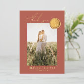 Terracotta monogram wax zeehondenfoto bruiloft bedankkaart (Staand voorkant)